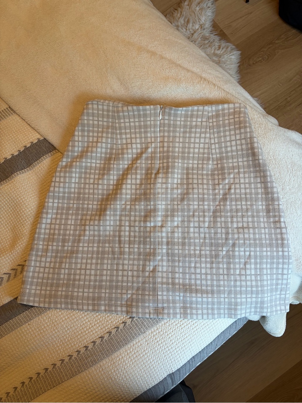 La Hearts Plaid Mini Skirt in Light Gray and White - Picture 3 of 3
